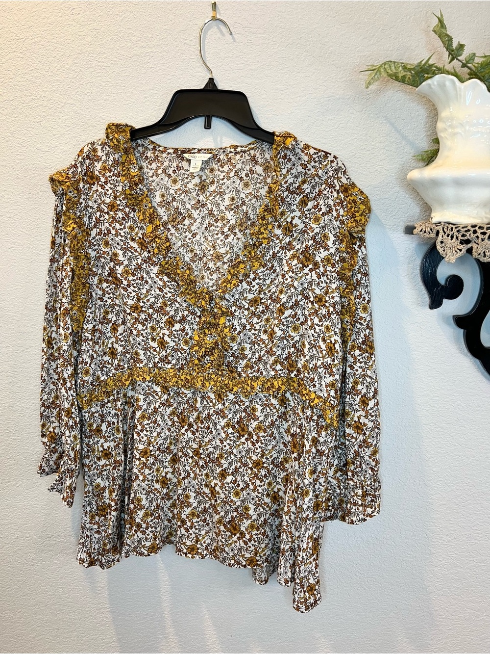 Cato Yellow White Gold Metalic Ditsy Floral Ruffle Blouse Sz L Cottage Core